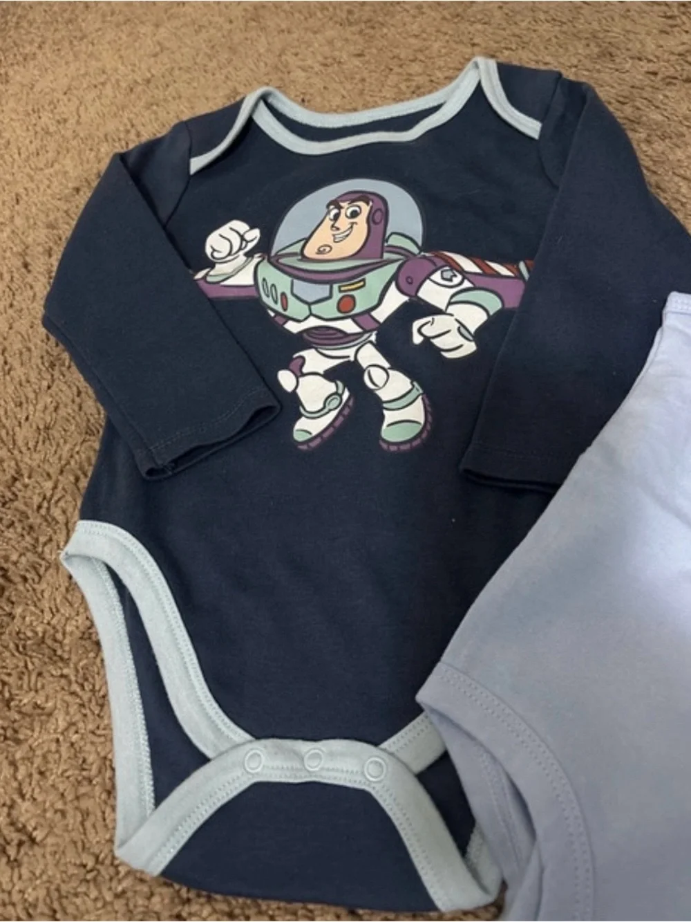 Buzz onesie 18M, carters onesie 9M